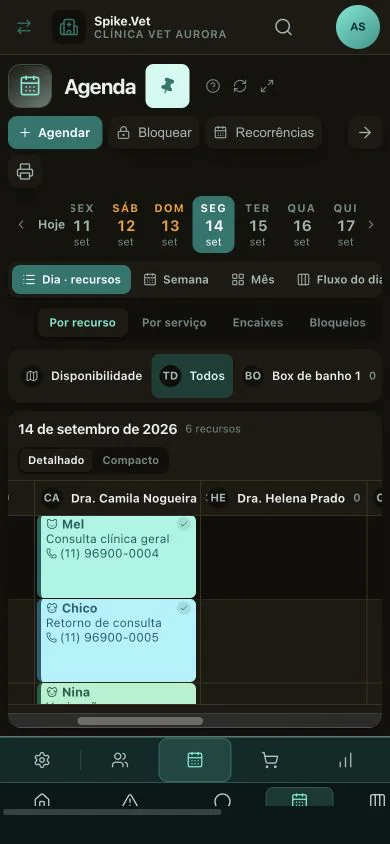 Agenda por dia do Spike.Vet no mobile em modo escuro, com paciente, telefone e tipo de atendimento.
